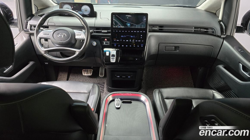 Hyundai Staria 4WD Lounge 9-Seater, 2022