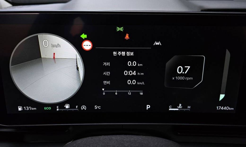 Kia Carnival 9-Seater Signature, 2024