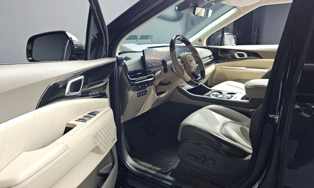 Kia Carnival 9-Seater Hi Limousine (Special Vehicle), 2024