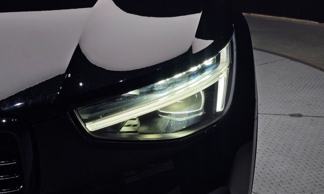 Volvo XC40 B4 Black Edition, 2025