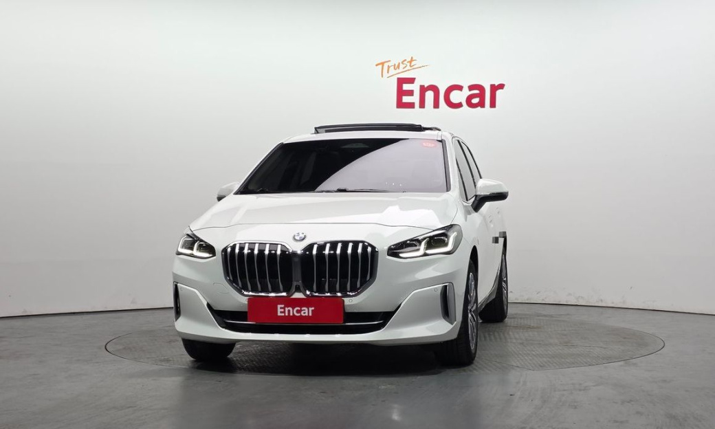 BMW 2-Series 220i Luxury, 2023