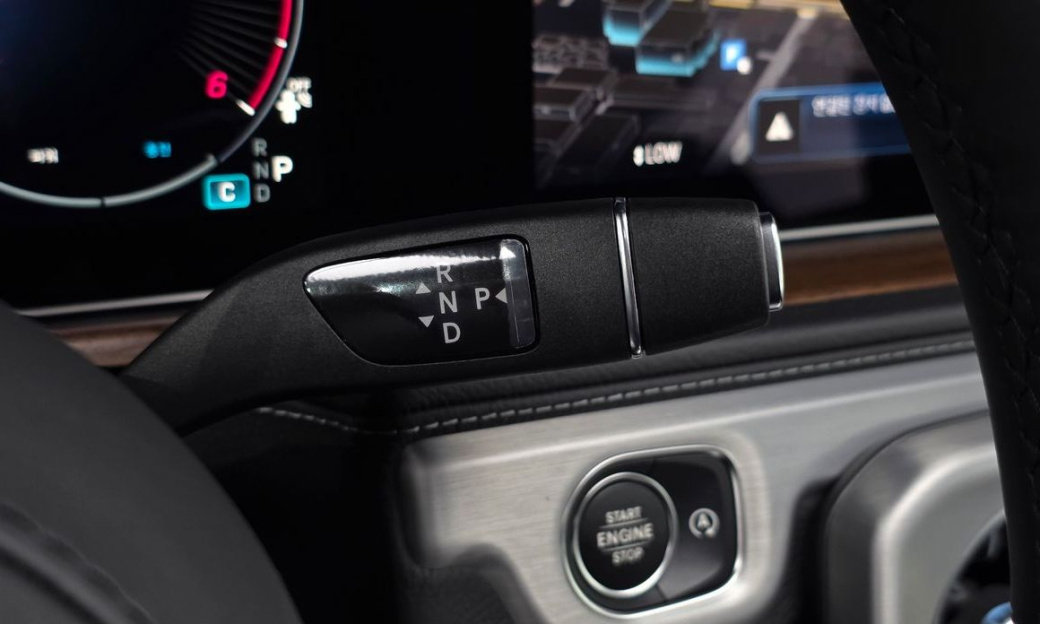 Mercedes-Benz G-Class G450d, 2025
