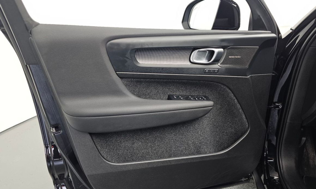 Volvo XC40 B4 Black Edition, 2025