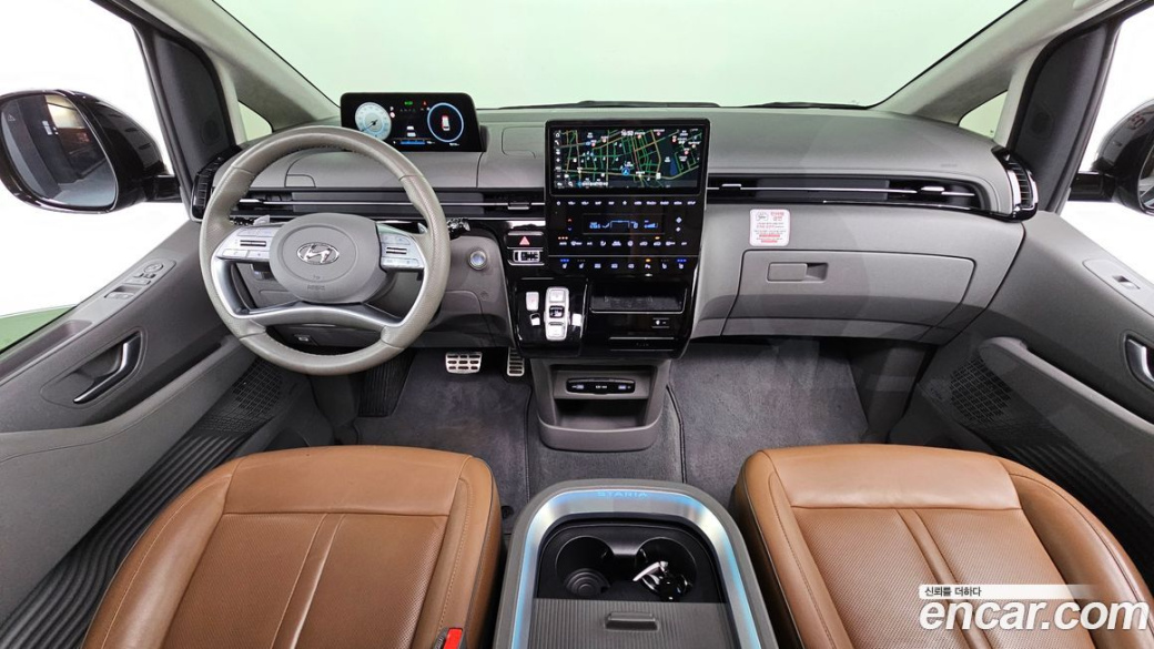 Hyundai Staria 4WD Lounge 9-Seater, 2022