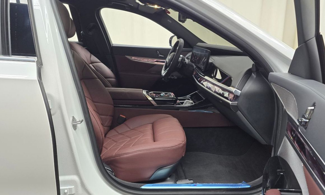 BMW 7-Series 740i xDrive M Sport, 2025