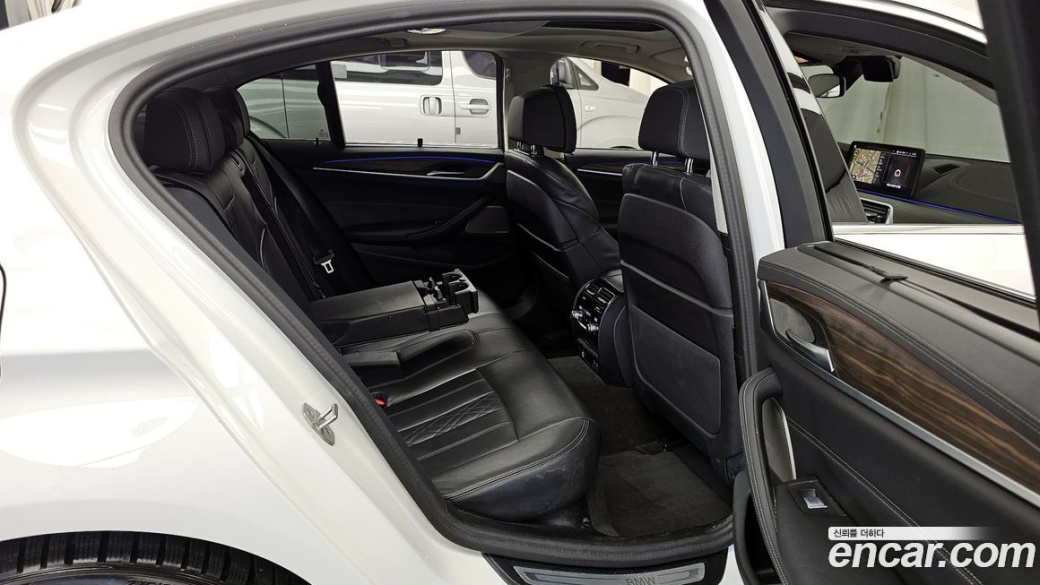 BMW 5-Series 530i Luxury, 2023