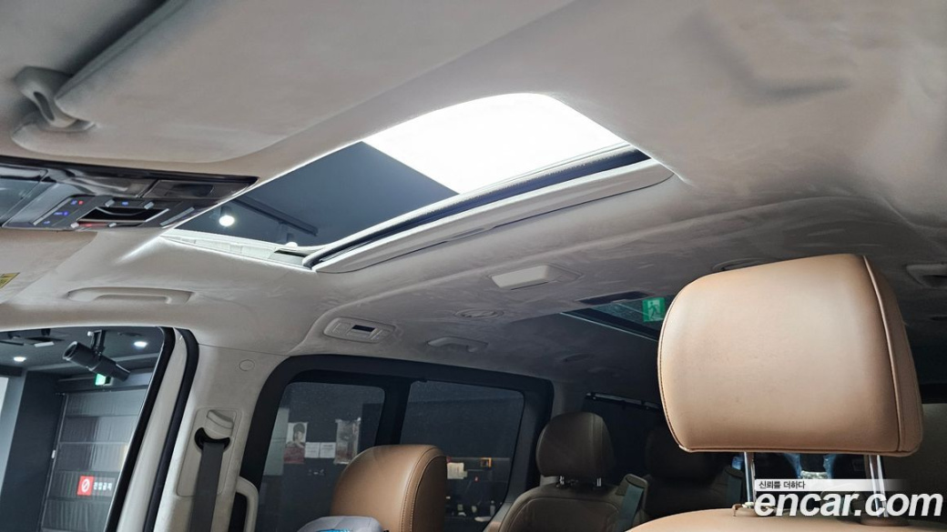 Hyundai Staria 4WD Lounge 9-Seater, 2025