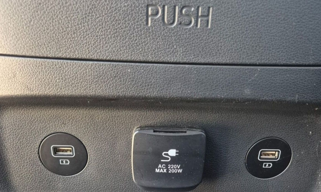 Hyundai Staria 4WD Lounge 9-Seater, 2023