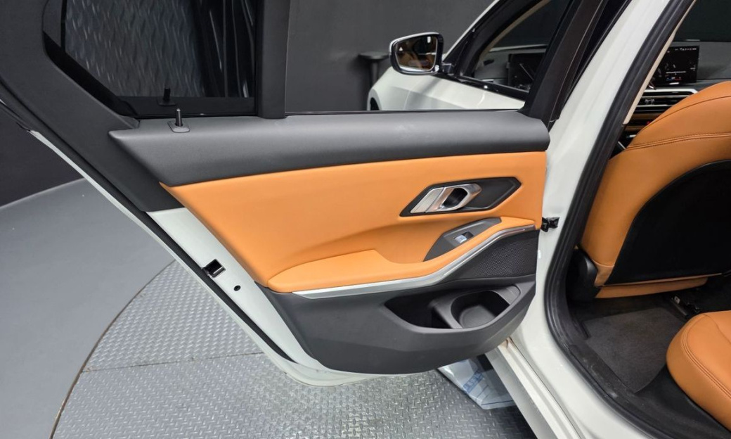 BMW 3-Series 320i, 2024
