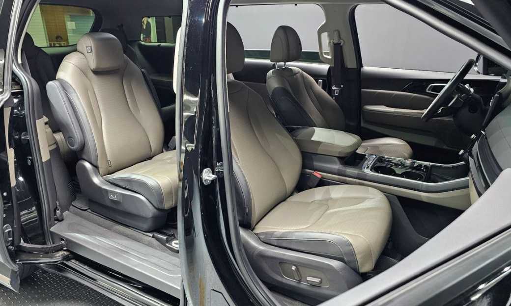 Kia Carnival 9-Seater Signature, 2025