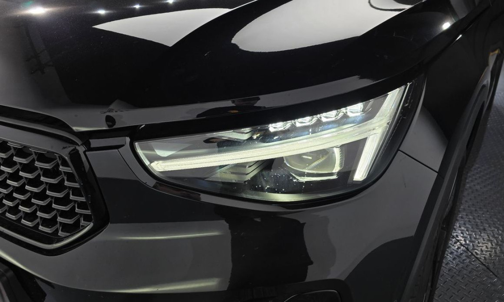 Volvo XC40 B4 Black Edition, 2025