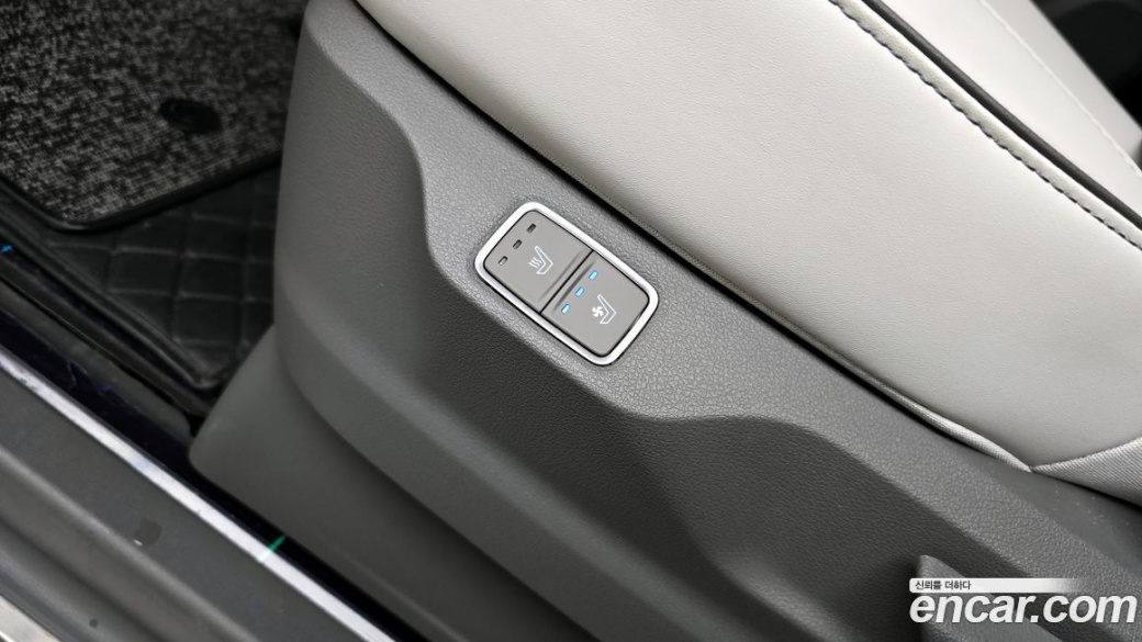 Hyundai Staria 4WD Lounge 9-Seater, 2025