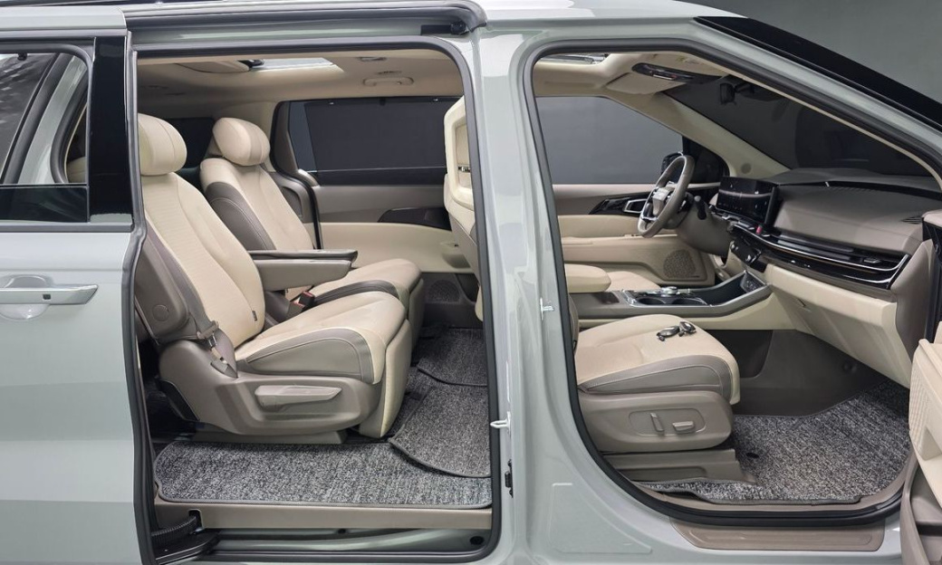 Kia Carnival 7-Seater Gravity, 2025