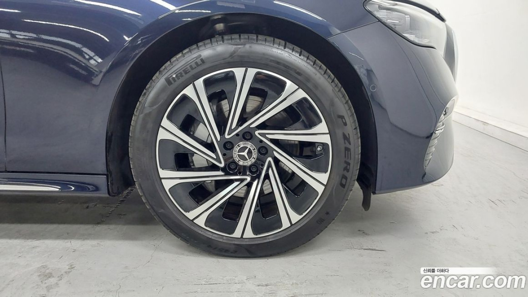 Mercedes-Benz E-Class E300 4MATIC Exclusive, 2025