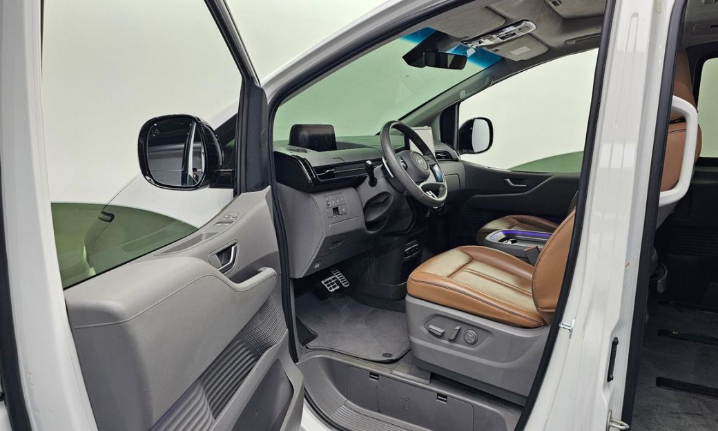 Hyundai Staria Lounge 9-Seater, 2022
