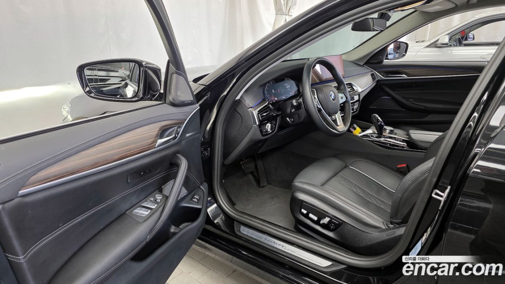 BMW 5-Series 530i Luxury, 2023