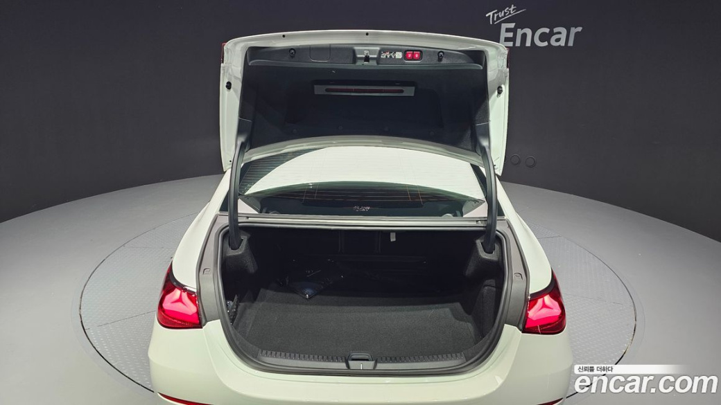 Mercedes-Benz E-Class E300 4MATIC AMG Line, 2026