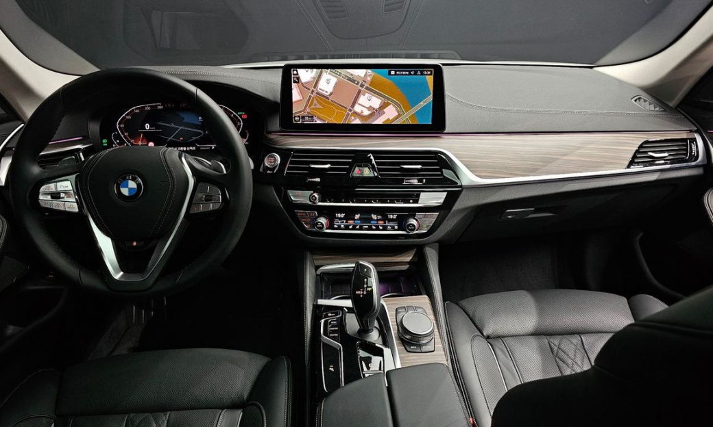 BMW 5-Series 530i xDrive Luxury, 2023