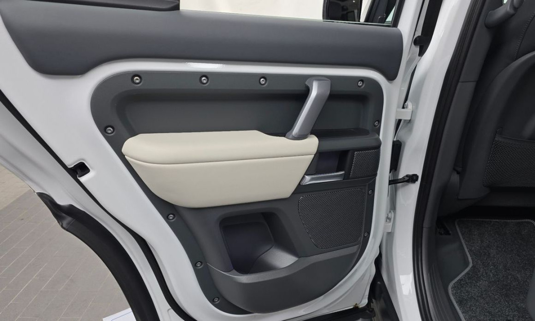 Land Rover Defender 110 P300 X-Dynamic SE, 2024