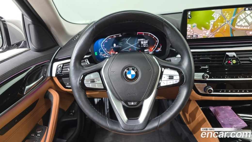 BMW 5-Series 520i Luxury, 2022