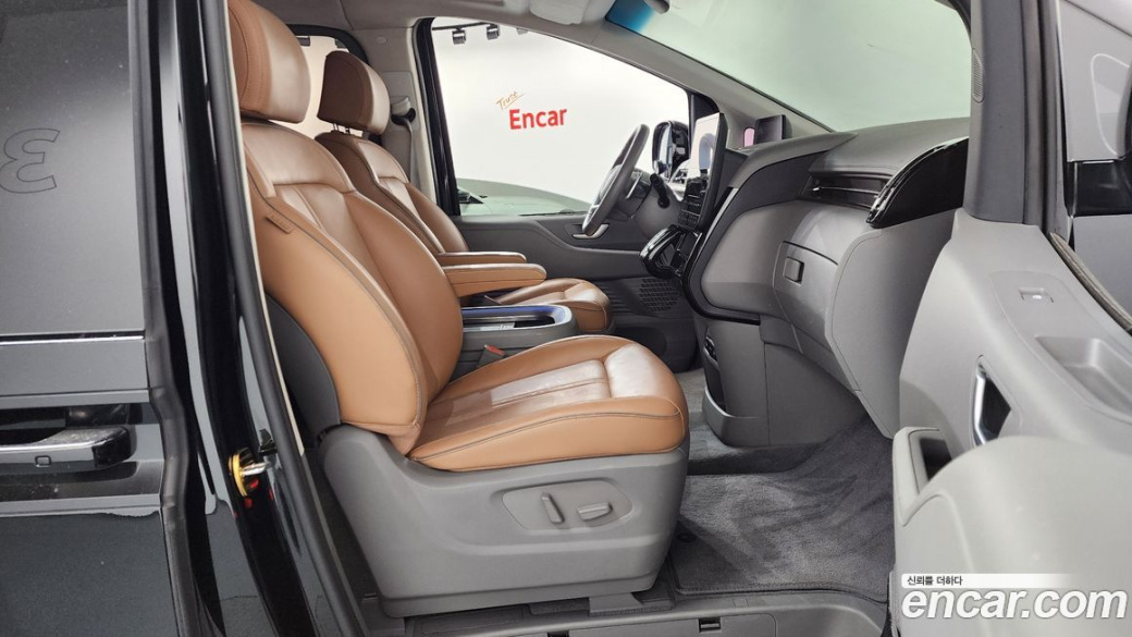 Hyundai Staria 4WD Lounge 9-Seater, 2022