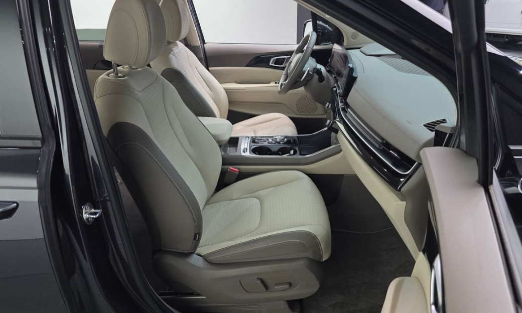 Kia Carnival 7-Seater Signature, 2024