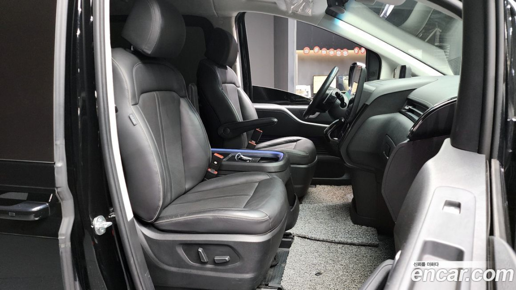 Hyundai Staria 4WD Lounge 9-Seater, 2024