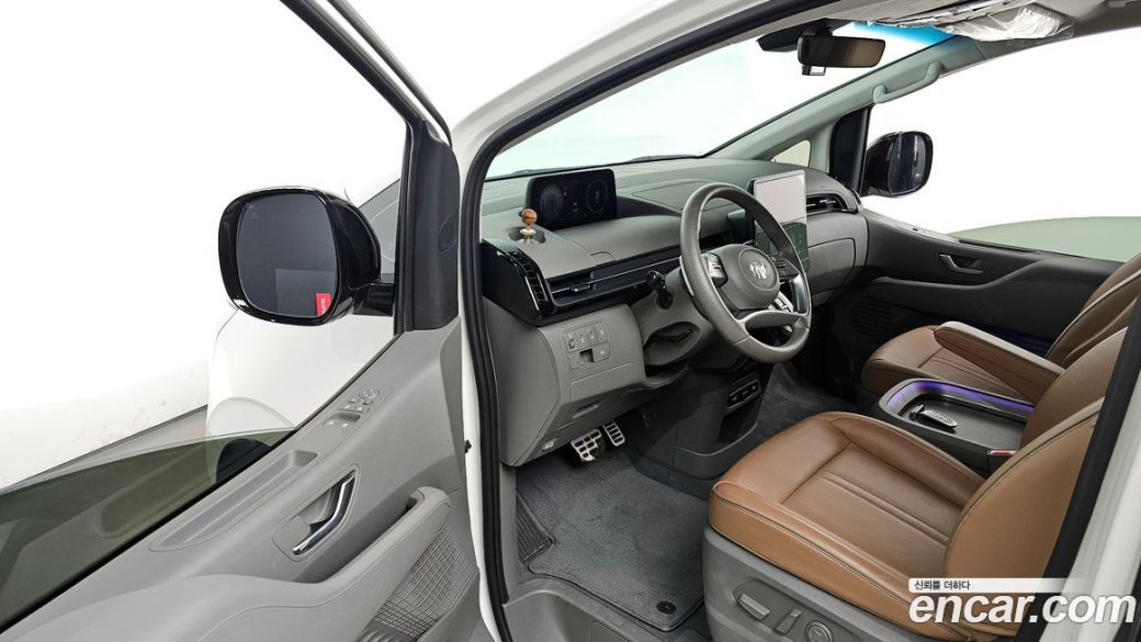 Hyundai Staria Lounge 9-Seater, 2023