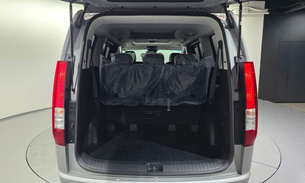 Hyundai Staria 4WD Tourer 9-Seater, 2023