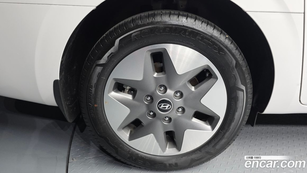 Hyundai Staria 4WD Tourer 9-Seater, 2025