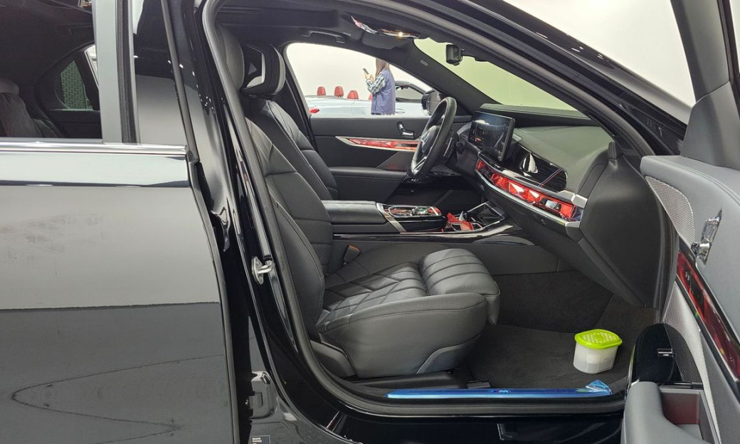 BMW 7-Series 740i xDrive M Sport, 2025