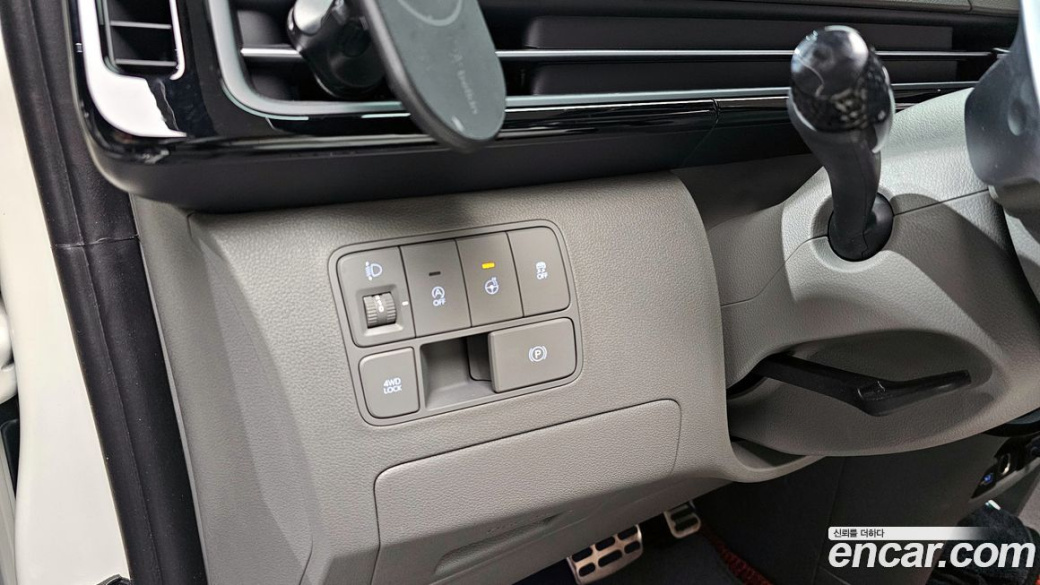 Hyundai Staria 4WD Lounge 7-Seater, 2025