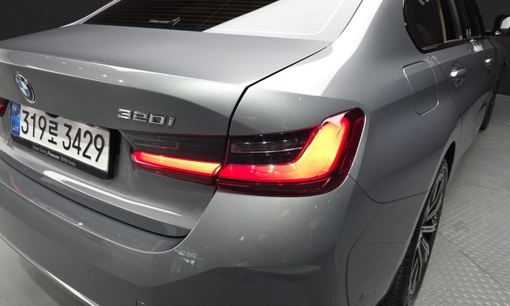 BMW 3-Series 320i, 2025