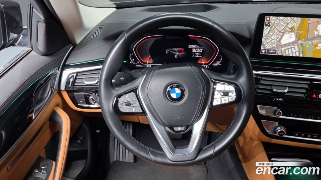 BMW 5-Series 520i Luxury, 2022