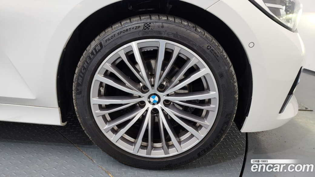 BMW 3-Series 320i Luxury, 2022