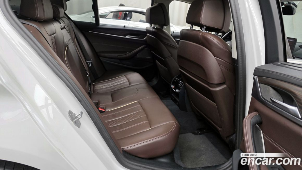 BMW 5-Series 530i Luxury, 2023