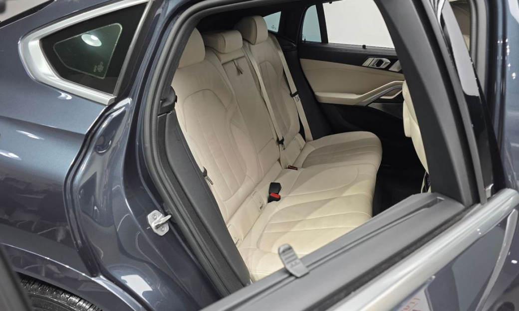 BMW X6 M50i, 2022