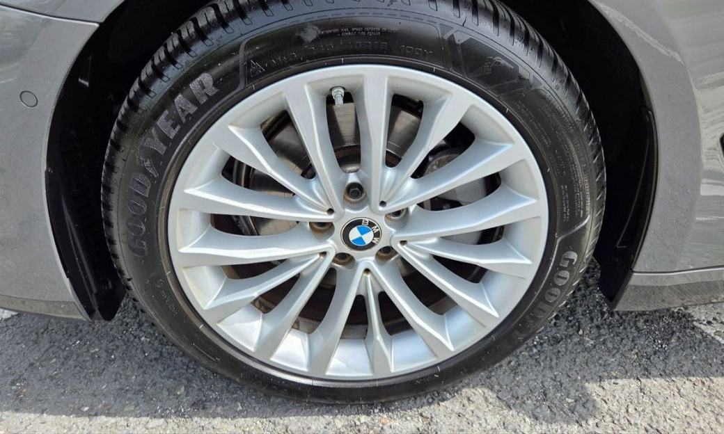 BMW 5-Series 520i Luxury, 2022