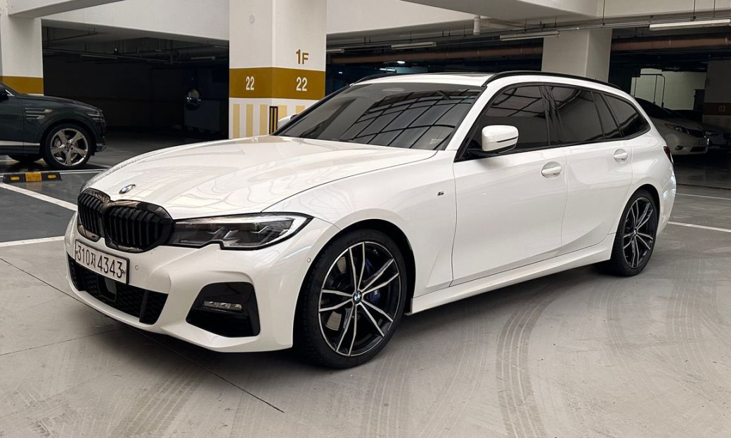 BMW 3-Series 320i Touring M Sports, 2022
