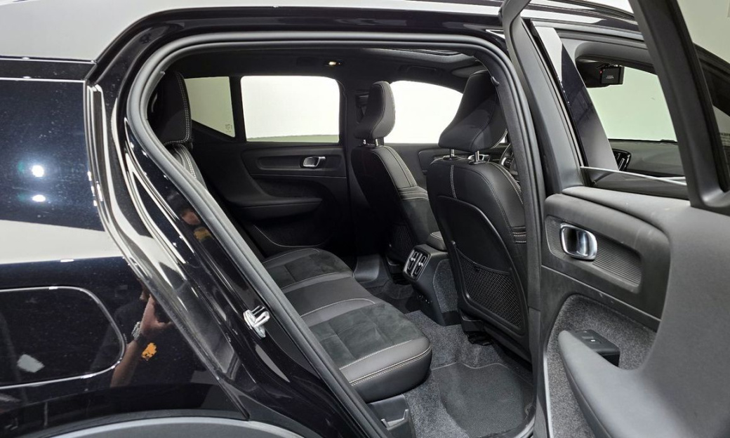 Volvo XC40 B4 Black Edition, 2025