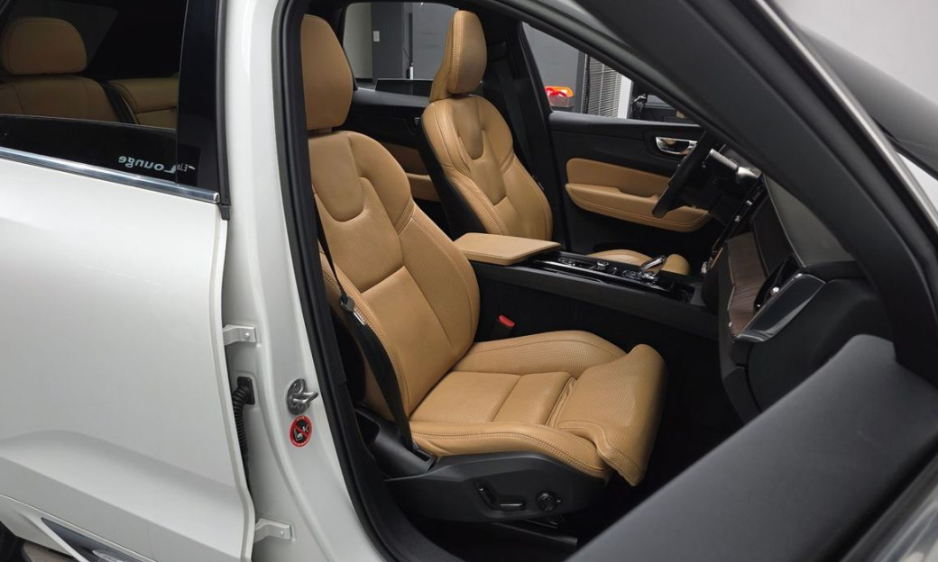 Volvo XC60 B5 Inscription, 2022