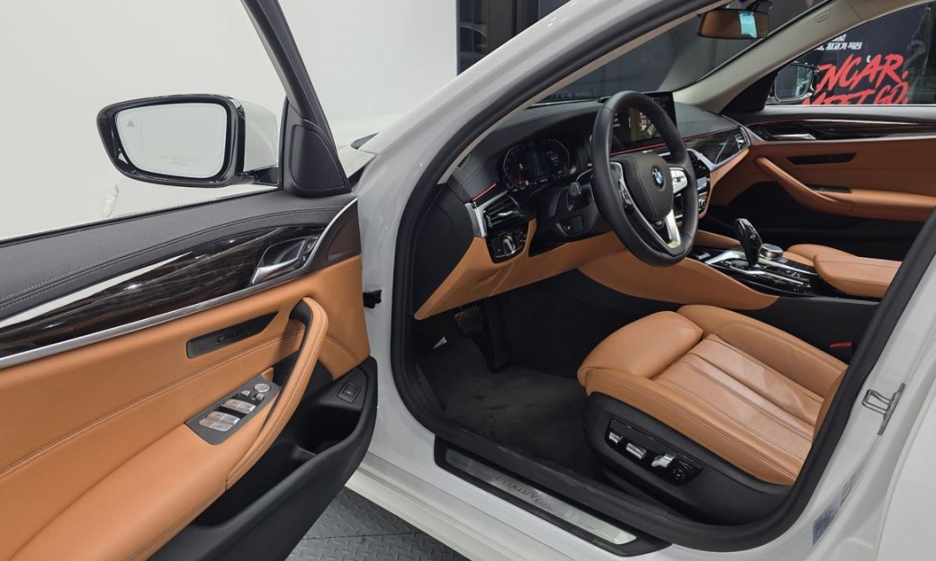 BMW 5-Series 520i Luxury, 2023