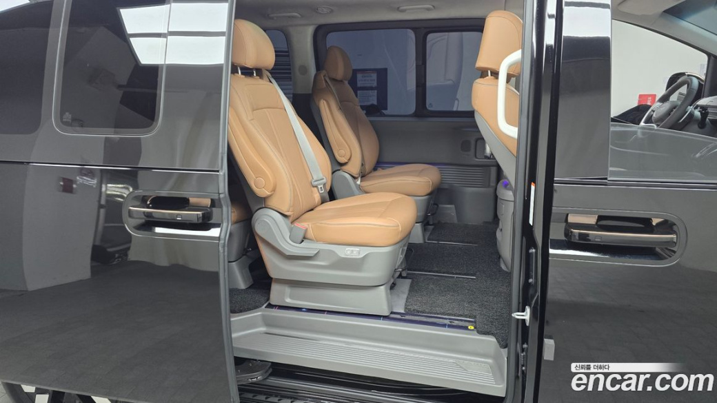 Hyundai Staria Lounge 9-Seater, 2025