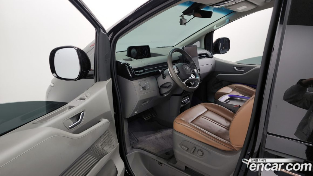 Hyundai Staria 4WD Lounge 9-Seater, 2022