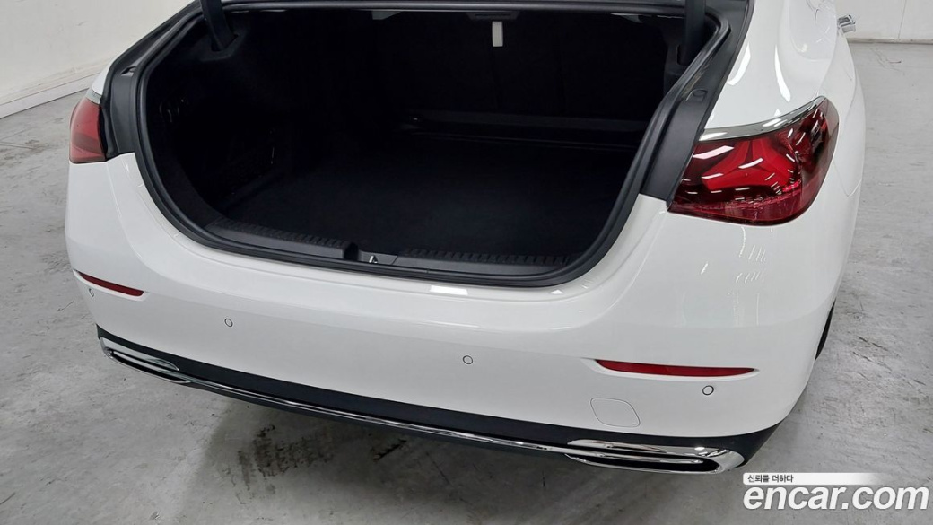 Mercedes-Benz E-Class E300 4MATIC Exclusive, 2025