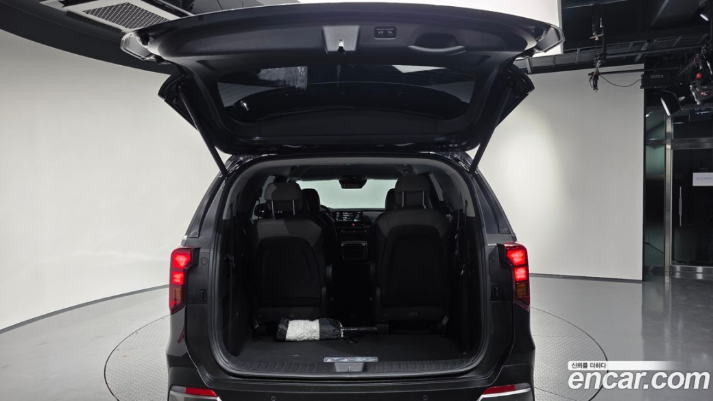 Kia Carnival 9-Seater Signature, 2025