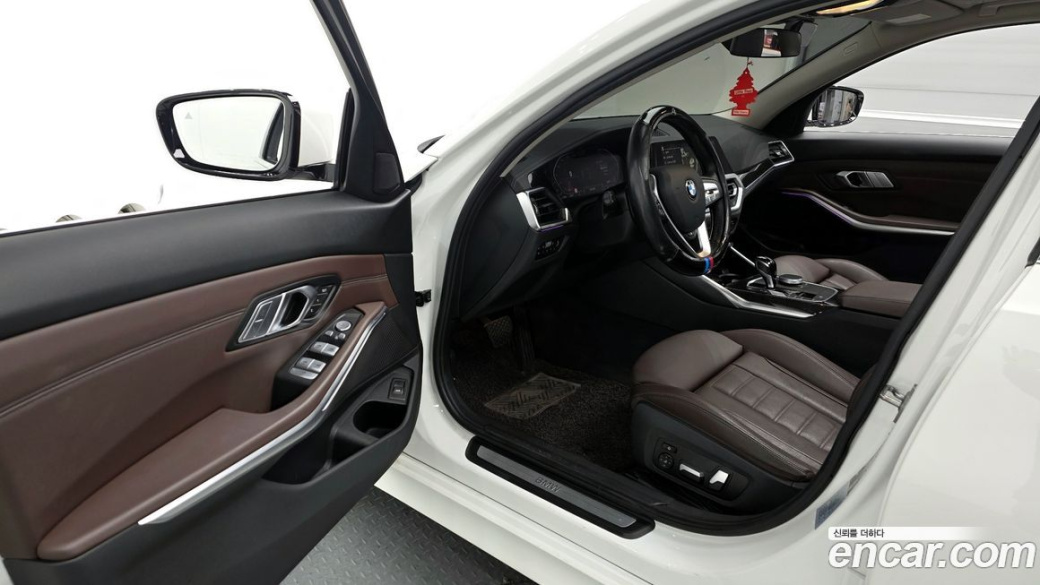BMW 3-Series 320i Luxury, 2022