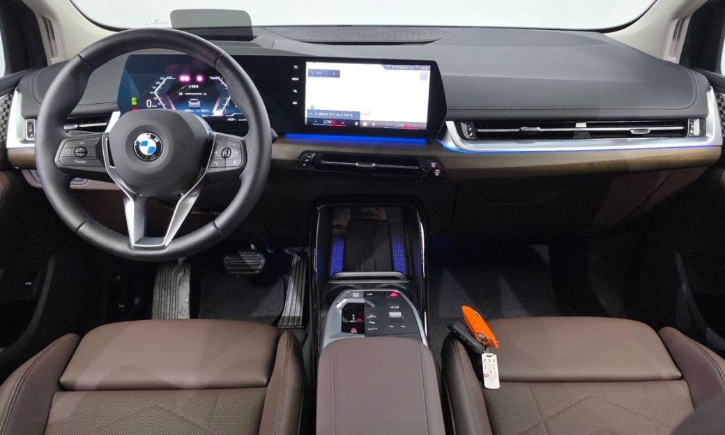 BMW 2-Series 220i Luxury, 2025