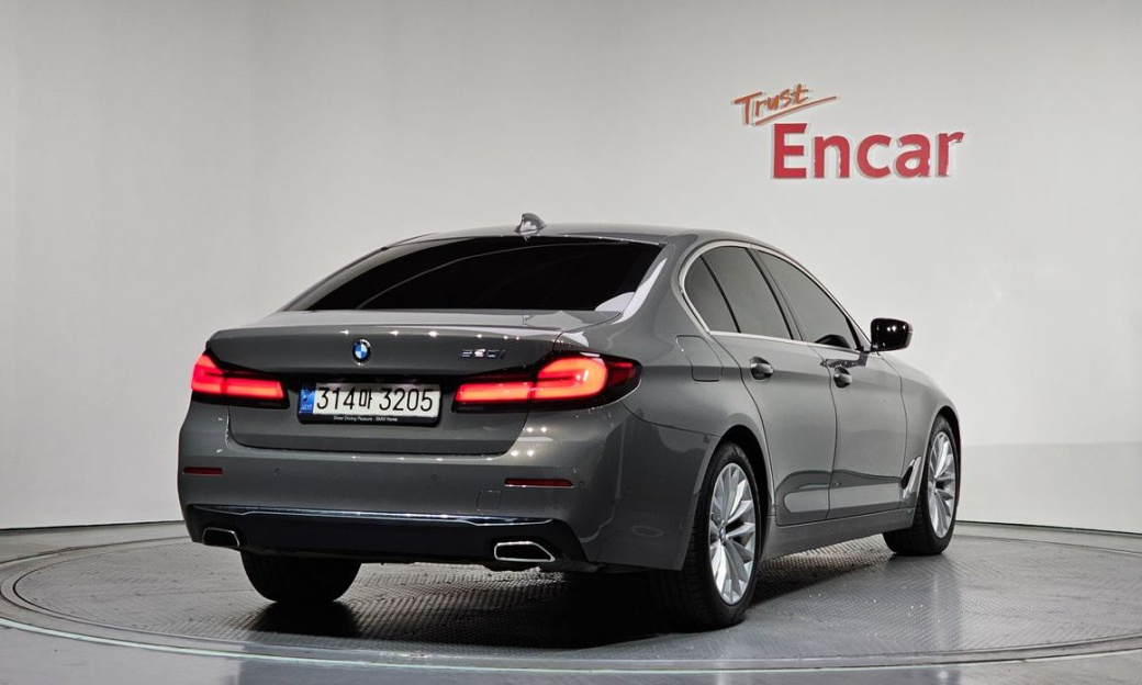 BMW 5-Series 520i Luxury, 2022
