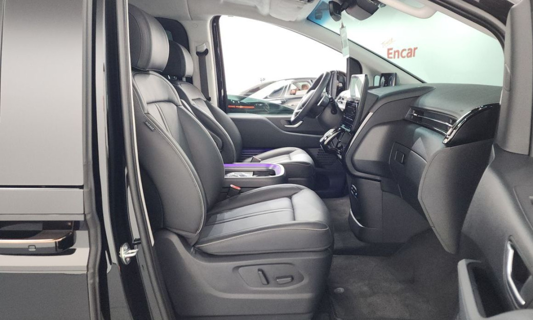 Hyundai Staria Lounge 9-Seater, 2025